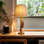Lampe de table en résine représentant un écureuil doré (57 cm) avec abat-jour