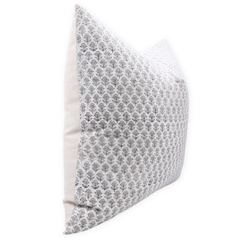 Coussin décoratif en lin fabriqué à la main de luxe Fabividine Tarnagni, 14 po x 14 po, Floral gris 1, Carré
