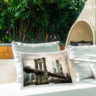 Coussin d'extérieur vintage imprimé Brooklyn Bridge par Rhonda Addison