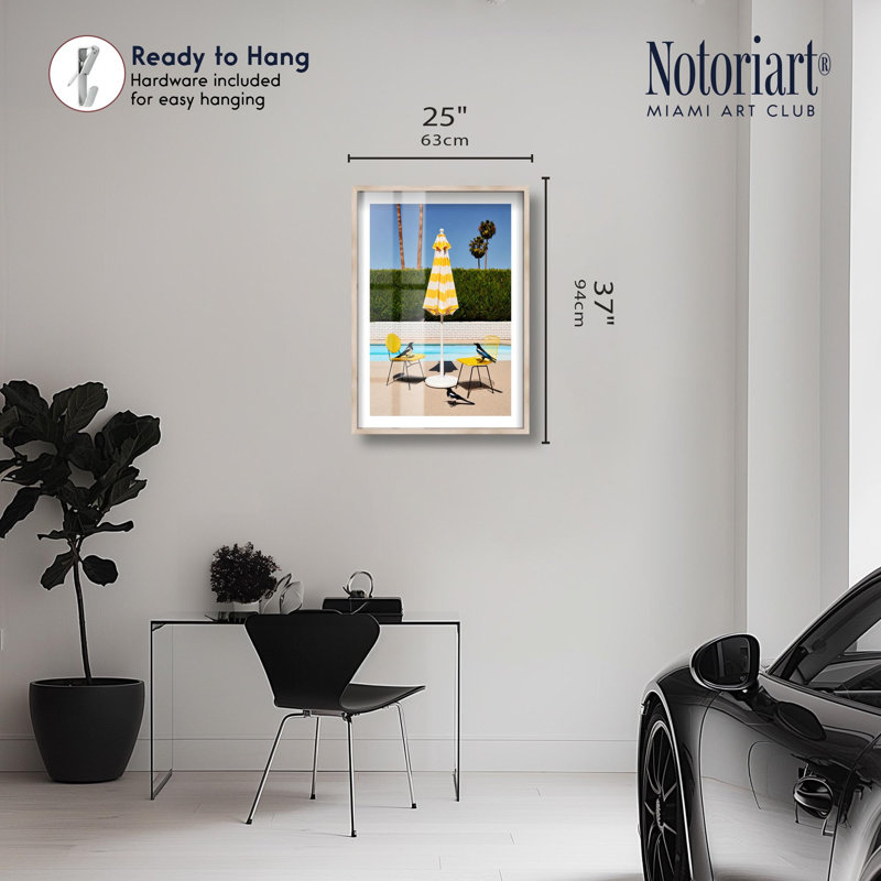 «Sandy Vigil Shadowbox» par Notoriart, H 37 po x l 25 po, Crème, crème