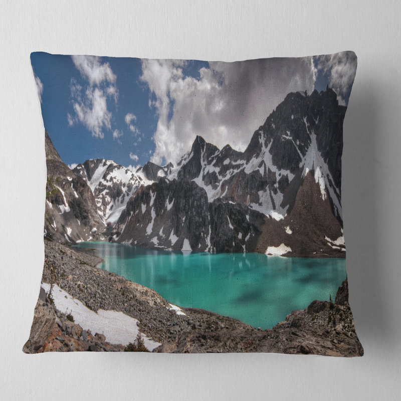Coussin Distant Mountains and Mountain Lake, 16 po x 16 po, Coussin décoratif
