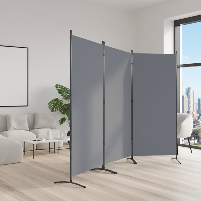 Ceci est une cloison de bureau autonome avec des panneaux en tissu gris et trois écrans d'intimité pliables. Il présente une conception simple, une séparation flexible et est à la fois intime et agréable.