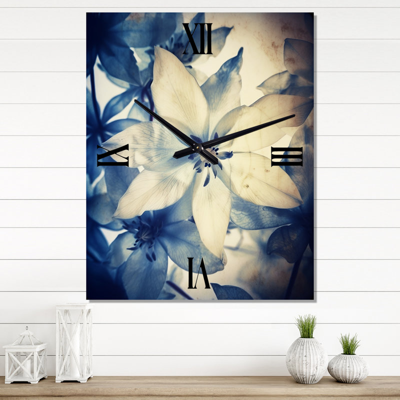 Horloge murale rétro Botanical Wildflowers in Faded Blue III, H 28 po x l 12 po x P 1 po