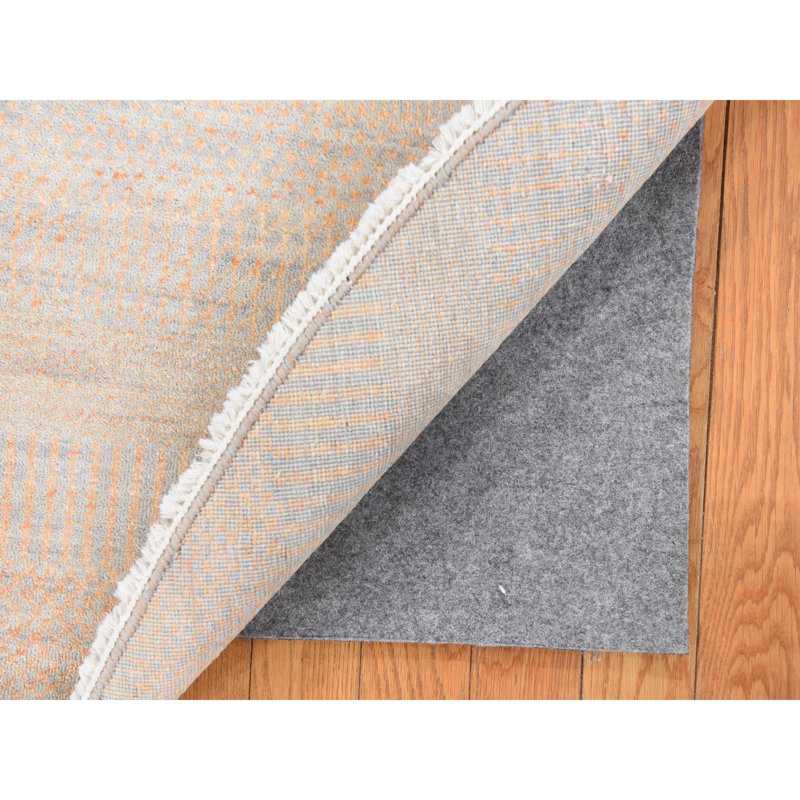 Tapis oriental rond 6 pi x 6 pi couleur pêche, ton sur ton, laine et soie, noué à la main, rond
