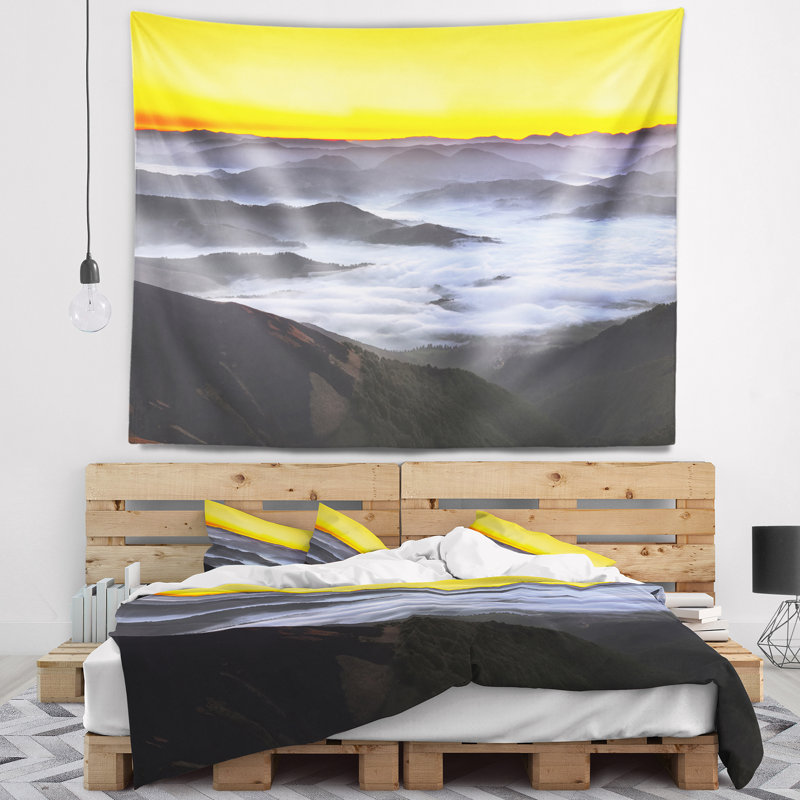 Paysage, ciel jaune et tapisserie des montagnes brumeuses, H 78 po x l 92 po