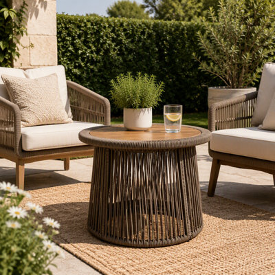 Table d'appoint conique en corde avec plateau en bois d'acacia fini, sans assemblage, conception à tissage ouvert moderne pour une utilisation intérieure et extérieure