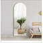 Élégant miroir pleine longueur en métal doré qui rehausse la luminosité et l'espace visuel grâce à son design élégant.