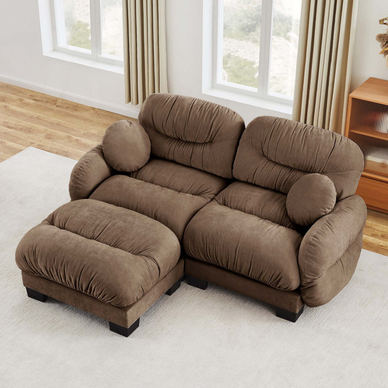 Canapé en L 2 places brun plissé en chenille avec repose-pieds, accoudoirs arrondis courbés et 2 coussins ronds