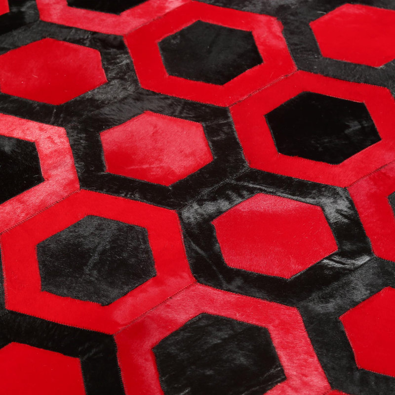Tapis rouge et noir en cuir de vache hexagonal, Rectangle 6 pi x 9 pi