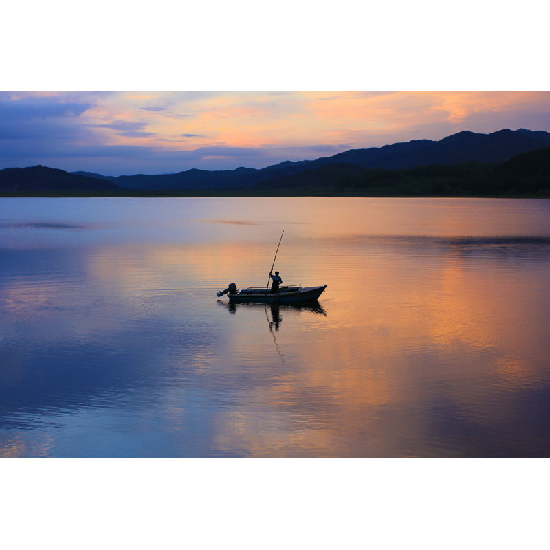 Mancelona Fishing Boat At Dusk par - Photographie de toile tendue, H 12 po x l 18 po