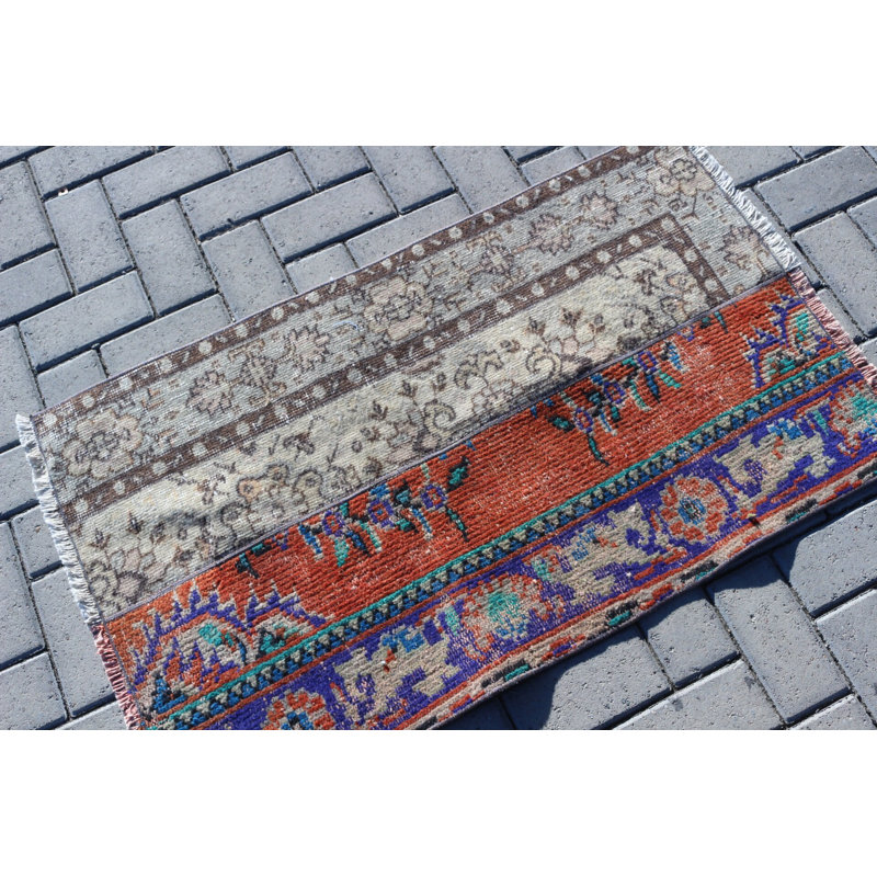 Tapis vintage en laine Oushak avec teintes rouges pour petits espaces et décoration classique