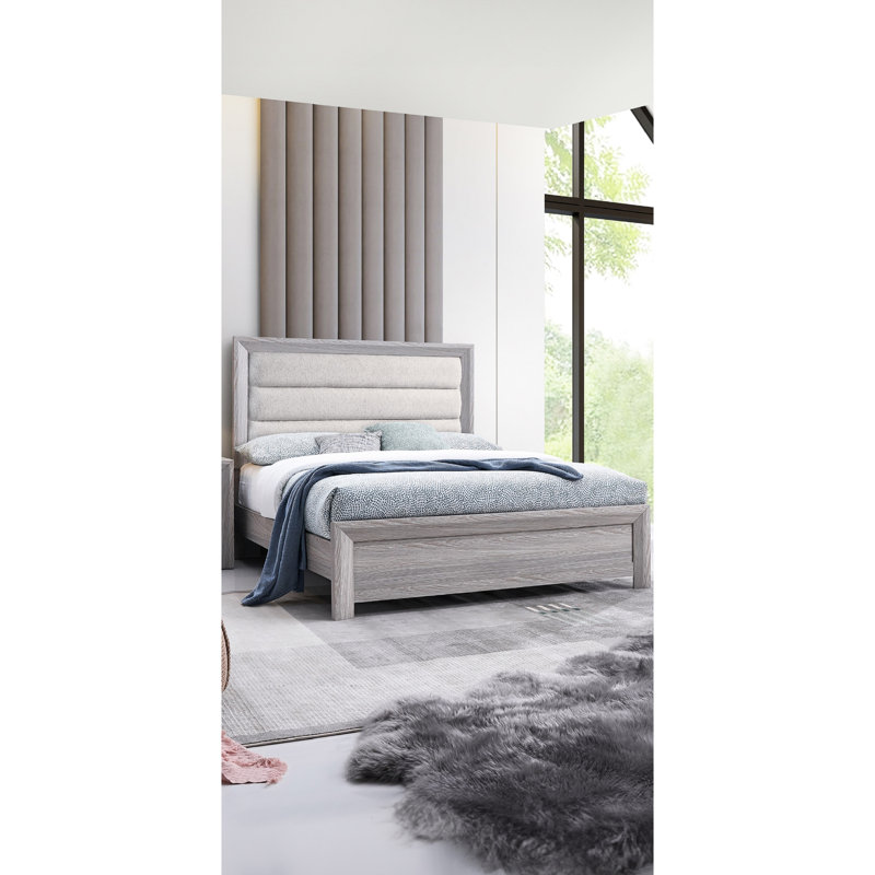 Lit à panneaux très grand contemporain avec finition en bois de grève, tête de lit Channel et couleur grise avec capitonnage neutre
