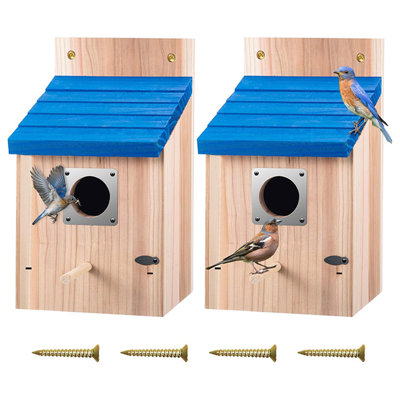 2-Pack Outdoor Solid Wood Birdhouse Set: Blue roof paired with cedar wood, featuring a metal protective cover and a secure latch door. This multifunctional birdhouse includes a perch and is suitable for birds such as bluebirds, wrens, and swallows. A dur