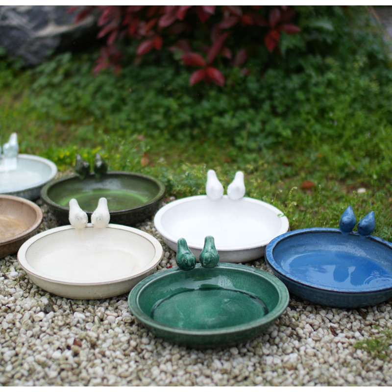 Bain d'oiseaux décoratif en céramique artisanale, style vintage, avec détails d'oiseaux. Abreuvoir extérieur pour oiseaux.