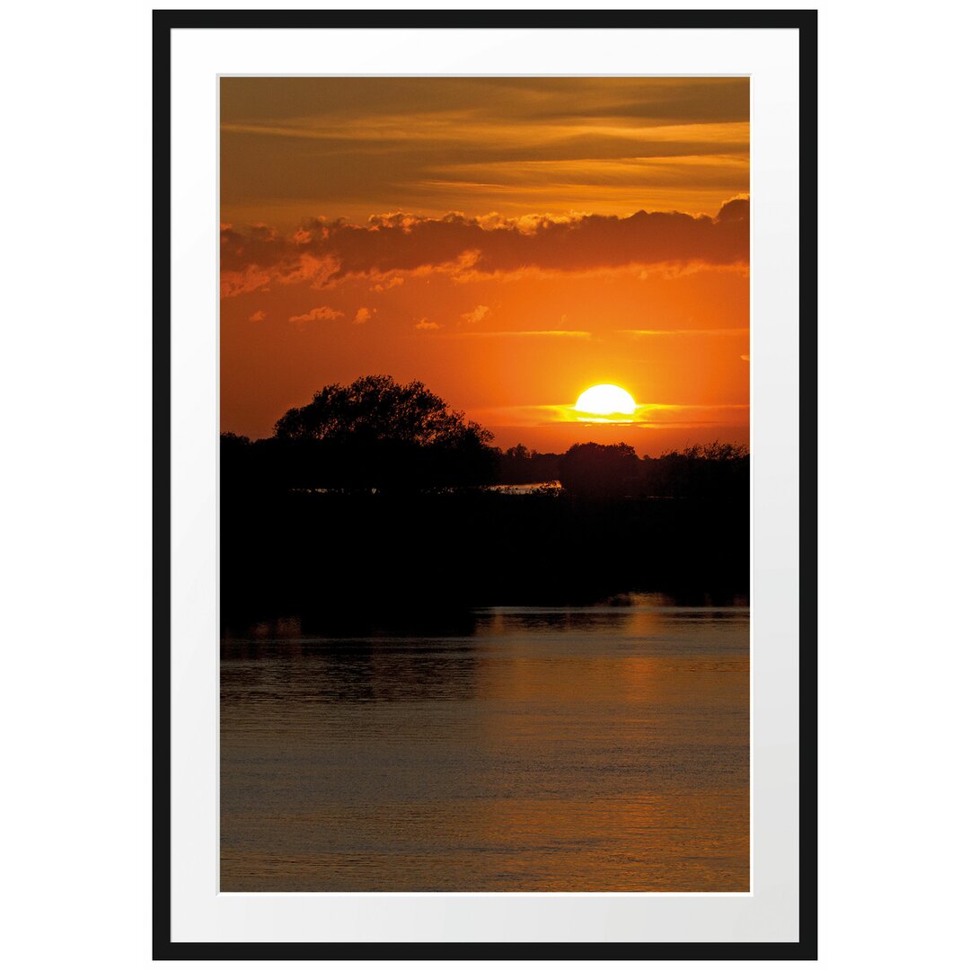 Gerahmtes Poster Sonnenuntergang über Fluss