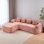 Canapé en chenille compressée en forme de L qui s'agence bien avec n'importe quel salon. Il est doté d'une éponge hautement élastique pour une sensation d'assise confortable, d'accoudoirs courbés et de quatre coussins décoratifs