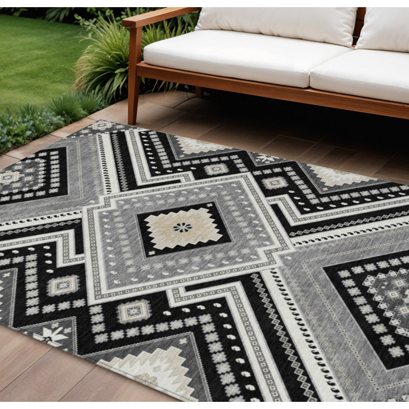 Tapis intérieur tribal lavable noir 8 pi x 10 pi HomeRoots