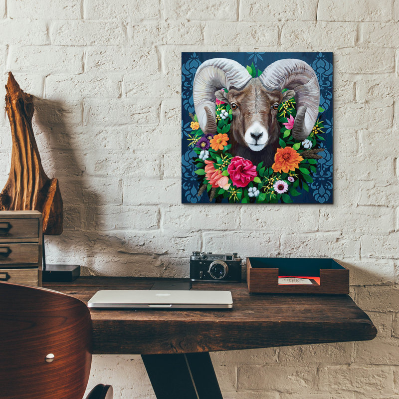  «Longhorn Sheep With Wreath» par Heather Gauthier, art mural en verre acrylique, 12 po x 12 po