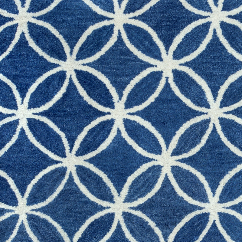 Tapis en laine bleu et blanc à motif géométrique touffeté à la main, Rectangulaire 3 pi x 5 pi