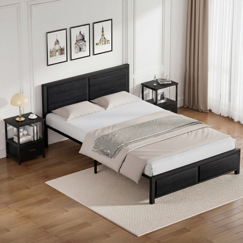Ensemble de chambre à coucher 3 pièces Laurea, cadre de lit industriel avec 2 tables de chevet, lit plateforme en métal avec tête et pied de lit en bois, ensemble de mobilier de chambre de ferme avec tables de bout rechargeables, 2 prises CA et 2 ports USB, aucun sommier nécessaire