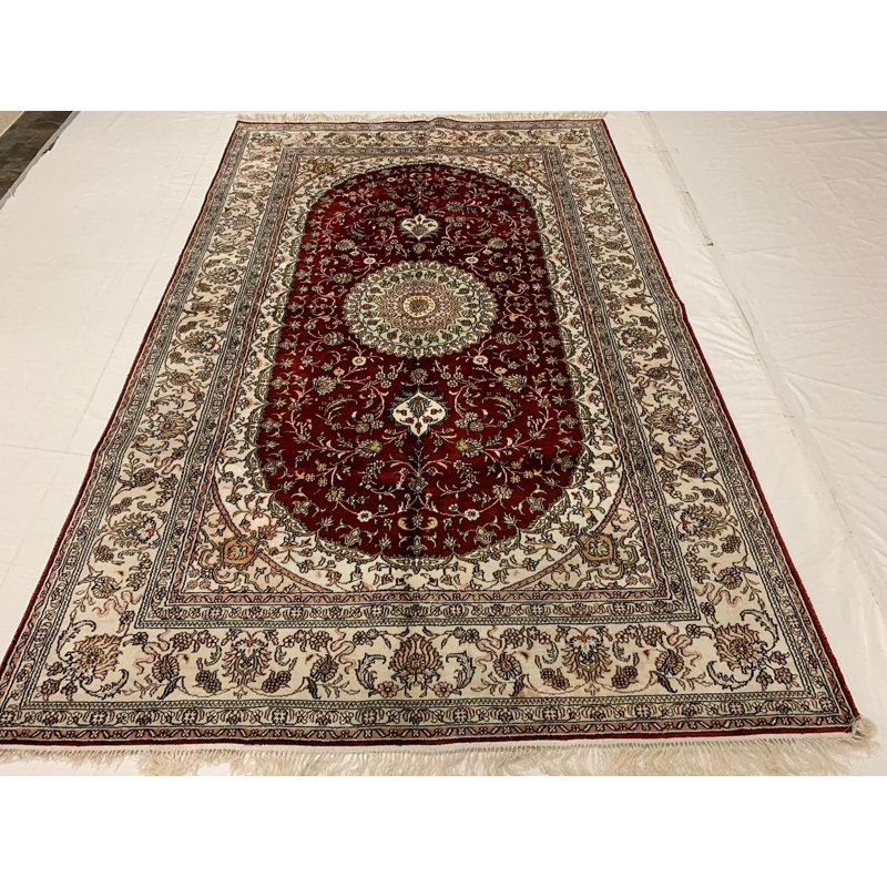 Tapis oriental en soie touffeté à la main 5 pi x 8 pi Hereke