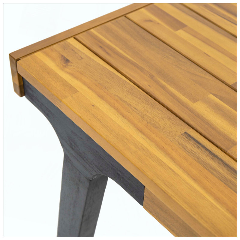La table de salle à manger, qui comprend un pied Splayed sophistiqué avec un plateau en bois riche, crée un design moderne discret