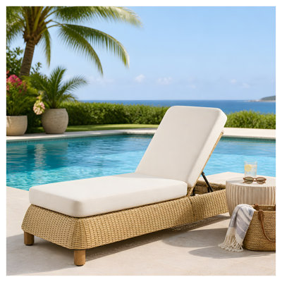Chaise longue d'extérieur réglable en résine tressée avec coussin beige, fauteuil inclinable de style rotin naturel pour terrasse et piscine.