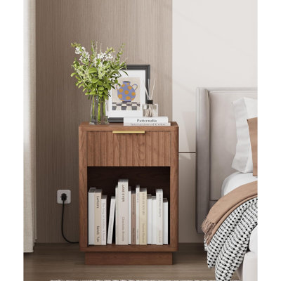 Table de chevet cannelée, table de chevet en bois avec station de charge et lumière DEL, table de bout moderne Mid-Century avec tiroir, P 15 po x l 15,7 po x H 22,6 po, pour chambre à coucher, noyer