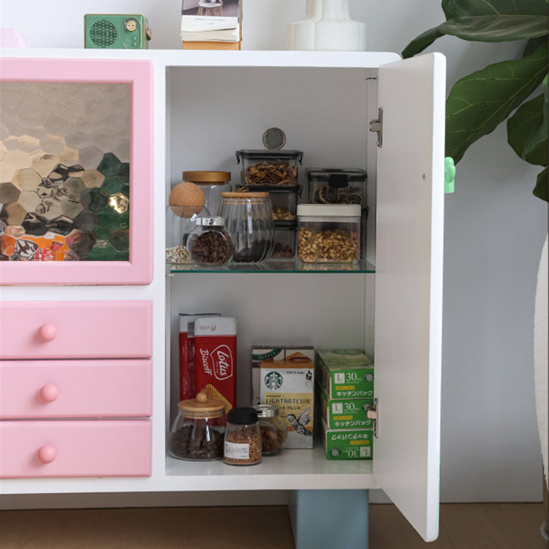 Armoire d'appoint colorée et minimaliste