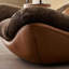 Fauteuil lounge moderne avec base en similicuir et coussin en tissu peluche, canapé bas et confortable.-322146846