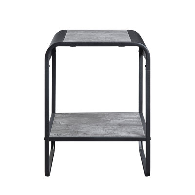Table de bout avec structure en métal et esthétique gris béton, détails noirs, conception à bords courbés, 1 compartiment ouvert pour le rangement des artefacts, 16 po de profondeur, 18 po de largeur, 21 po de hauteur, finition industrielle moderne