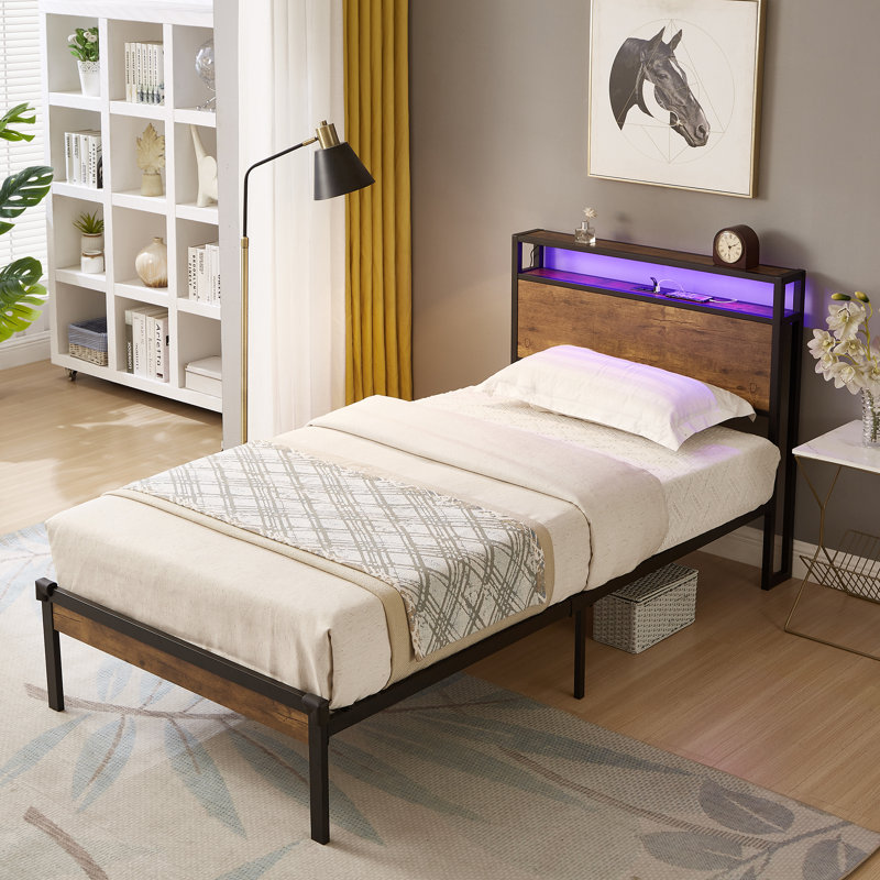 Structure de lit plateforme simple en métal avec tête de lit et pied de lit en bois avec doublure USB, lumières DEL, pas de sommier, grand rangement sous le lit, assemblage facile
