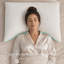 Oreiller de couette rafraîchissant pour le soutien du cou et des épaules, mousse à mémoire de forme ergonomique incurvée en forme de croissant à soufflet (certifié CertiPUR-US) avec rembourrage supplémentaire, housse douce et froide, blanc standar-130079634-130079633
