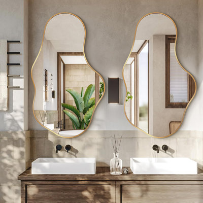 Miroir mural irrégulier - Miroirs muraux décoratifs 22 "x 36" Miroir abstrait asymétrique en alliage d'aluminium d'aviation Cadre unique pour la salle de bain, la chambre à coucher, le salon, le vestiaire, le vestibule doré