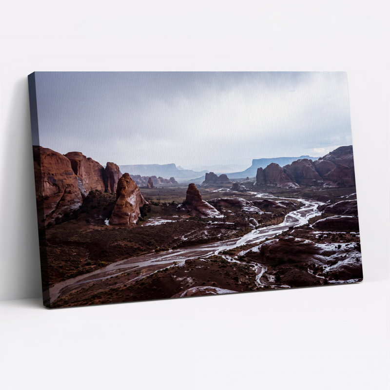 «Red Rock Formations With Snowy River», art mural sur toile, H 28 po x l 40 po