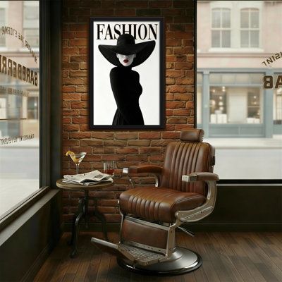 Mannequin avec chapeau noir et robe