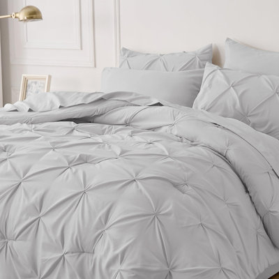 Bed-in-a-bag bourgogne simple / simple TG - Ensemble d'édredon à plis pincés gris clair avec draps, taies d'oreiller et taies décoratives pour chambre de dortoir (ensemble de 5)