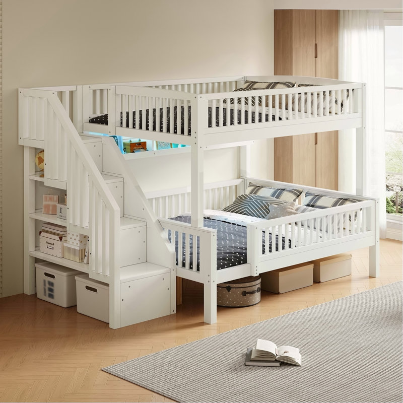 Lit superposé double au-dessus de grand lit double avec escalier de rangement, bibliothèque intégrée à lumière DEL et garde-corps pleine longueur, blanc