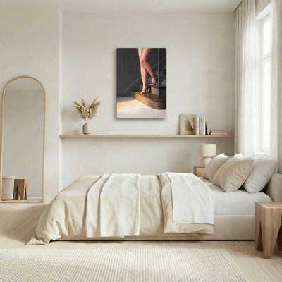 Jambes de femmes en talons hauts noirs sur un escalier en bois - Tableau sur toile