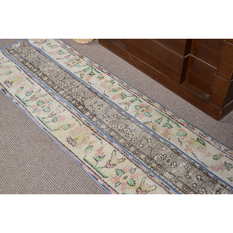 Tapis de style rétro turc Oushak dans des tons beiges offrant un design floral rustique pour la décoration intérieure
