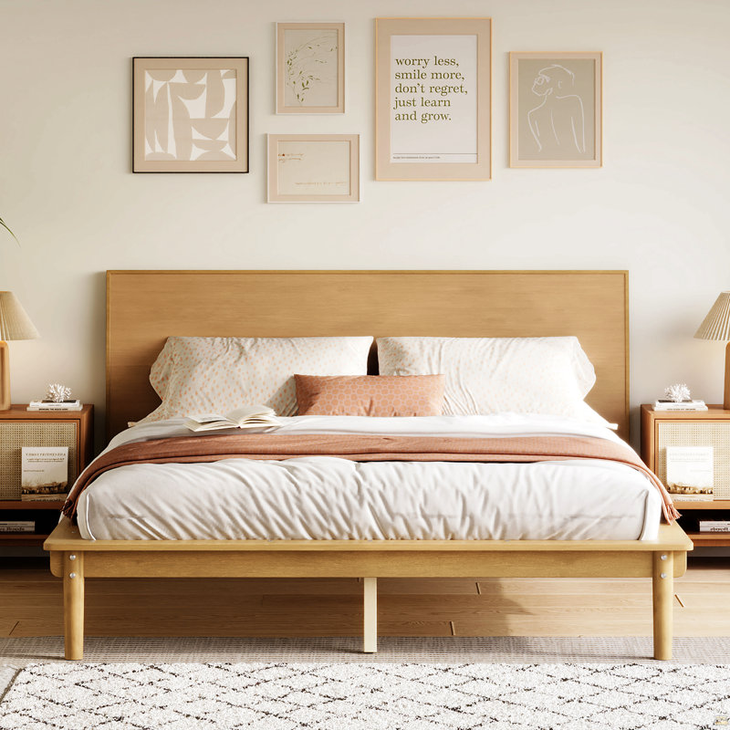 Base de lit plateforme de style Mid-Century moderne, lit en bois à base basse avec tête de lit subtilement inclinée, rails latéraux élargis pour un support de lattes robuste, aucun sommier requis, assemblage facile, naturel