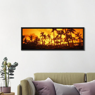«Panoramic Palm arbres on the beach, The Setai Hotel, South Beach, Miami Beach, Florida, USA» par Panoramic Images - reproduction d'art sur toile tendue