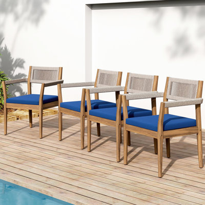 Confortables chaises d'extérieur en bois tressé de 6 avec coussins de finition, corde beige et bleu marine pour des coussins de salle à manger relaxants, résistants aux intempéries