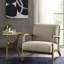 Chaise avec accoudoirs luxueux, mousse haute et bois élégant avec rembourrage et structure texturée-829456505