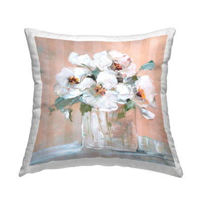 Coussin décoratif imprimé floral blanc sur fond rose par Sally Swatland