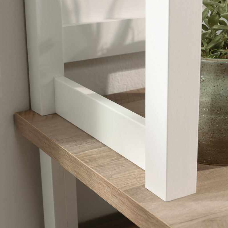 Huche en bois avec tablettes ouvertes, blanc