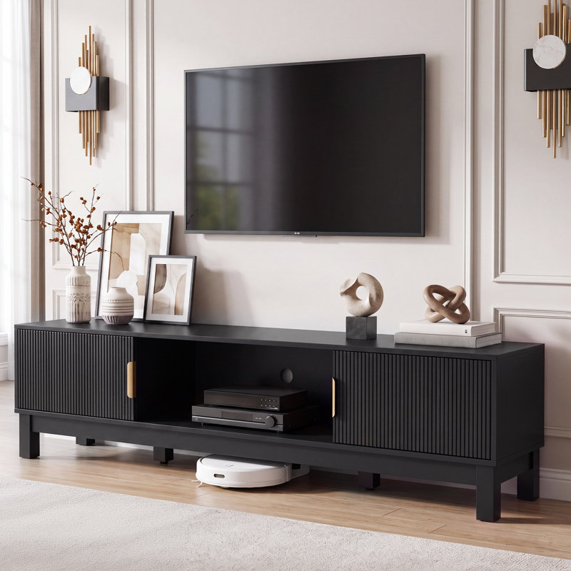 Meubles télé cannelés de 70 pouces de large pour téléviseurs jusqu'à 80 pouces, avec prises électriques et compartiments de rangement.
