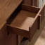 Buffet simple et spacieux-811066782-811066783