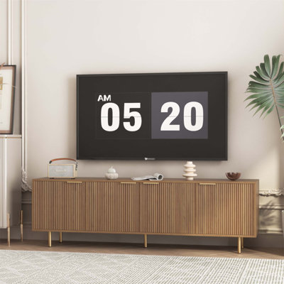 Meuble télé moderne en bois cannelé avec portes de rangement, idéal pour les téléviseurs de plus de 55 pouces et les centres de divertissement de salon