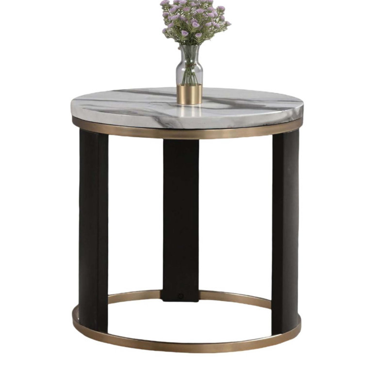 Table de bout ronde contemporaine avec plateau en marbre et pieds en bois à anneaux dorés, parfaite pour les intérieurs modernes
